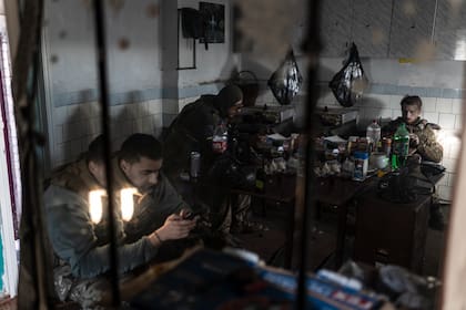 Soldados ucranianos en una posición en Bakhmut. (Diego Herrera Carcedo/Anadolu via Getty Images)