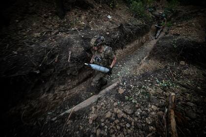 Soldados ucranianos, en una posición en Toretsk, en la región de Donetsk. (Tyler Hicks/The New York Times)