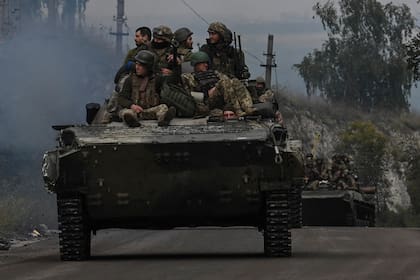 Soldados ucranianos entran en Izium, que estaba en manos rusas y recuperada por las fuerzas de Kiev. (Juan BARRETO / AFP)