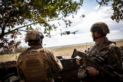 Soldados ucranianos operan un drone en la región de Kherson, sur de Ucrania, el 5 de septiembre de 2022.
