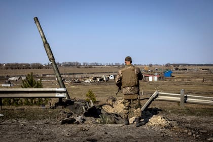Soldados ucranianos que destruyeron un tanque ruso con misiles Javelin en la región de Kiev. (Ivor Prickett/The New York Times)