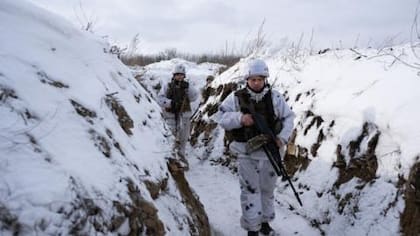 Soldados ucranianos se adentran en un paisaje invernal y continúan la búsqueda de bases rusas