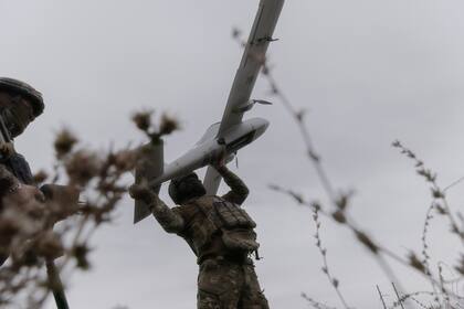 Soldados ucranianos se preparan para lanzar un dron UAV Avenger en la región ucraniana de Kharkiv