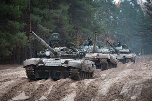 Soldados ucranianos sobre tanques rusos T-72 capturados realizan un entrenamiento militar cerca de la frontera entre Ucrania y Bielorrusia, cerca de Chernihiv, Ucrania, el viernes 28 de octubre de 2022.