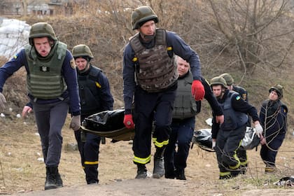 Soldados ucranianos trasladan los cuerpos de civiles muertos por las fuerzas rusas en Irpin