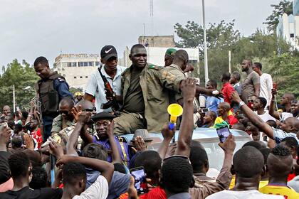 Soldados y policías armados ingresan a la Plaza de la Independencia, en Bamako, Malí
