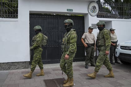 Soldados y policías, en la embajada de México en Quito, Ecuador, este viernes 5 de abril. (AP/Dolores Ochoa)