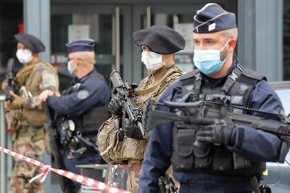 Soldados y policías franceses aseguran el sitio de un ataque con cuchillo en Niza el 29 de octubre de 2020