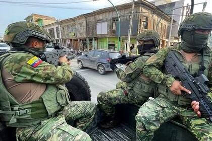 Soldados y policías participan en un operativo de seguridad en el barrio Rivera del Río en Esmeraldas