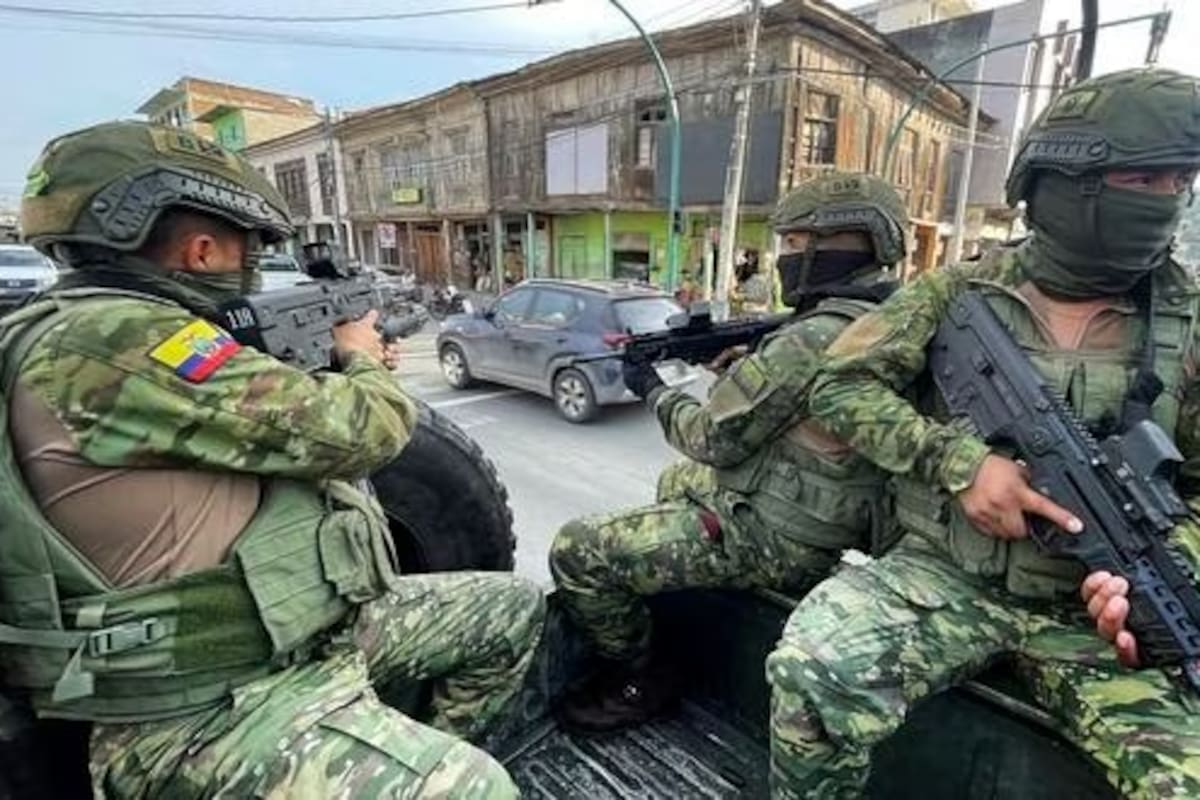 Soldados y policías participan en un operativo de seguridad en el barrio Rivera del Río en Esmeraldas