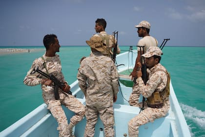 Soldados yemeníes patrullan el estratégico estrecho de Bab el-Mandeb, Yemen, domingo, el 5 de abril de 2026