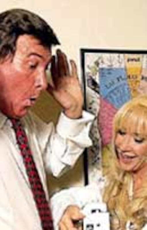 Silvio Soldán en el consultorio de la "doctora Rímolo", en una divertida producción de fotos