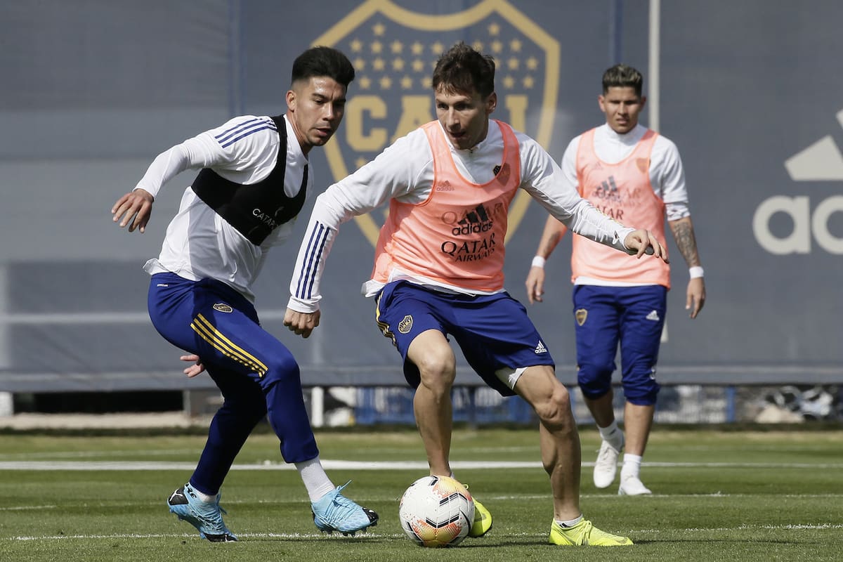 Soldano en acción, marcado por Pol Fernández. Detrás, Bou