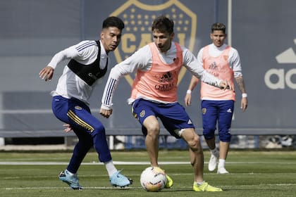 Soldano en acción, marcado por Pol Fernández. Detrás, Bou