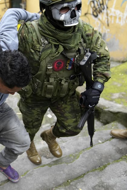 Soldado detienen a un hombre en Quito, Ecuador, en un operativo en el marco del estado de excepción. (AP/Dolores Ochoa)