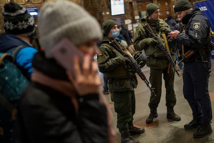 Soldados ucranianos montan guardia mientras la gente intenta salir de Kiev, estación de tren de Kiev, Ucrania, el jueves 24 de febrero de 2022. (Foto AP/Emilio Morenatti) soldiers stand guard as people try to leave at the Kyiv train station, Ukraine, Thursday, Feb. 24, 2022. (AP Photo/Emilio Morenatti)