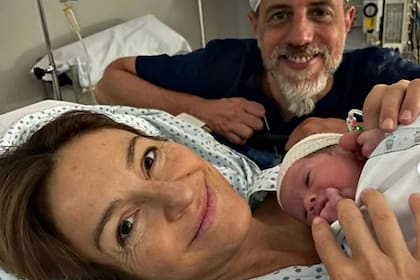 Soledad Acuña con su hija recién nacida