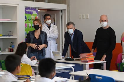 Soledad Acuña, Mauricio Macri y Horacio Rodríguez Larreta conversan con un grupo de alumnos de la escuela de Pompeya