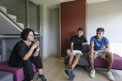 Soledad Bernachea, coordinadora de la pensión de Lanús, junto a Ignacio Berassi e Elías Brito, jugadores del plantel juvenil que viven en la residencia