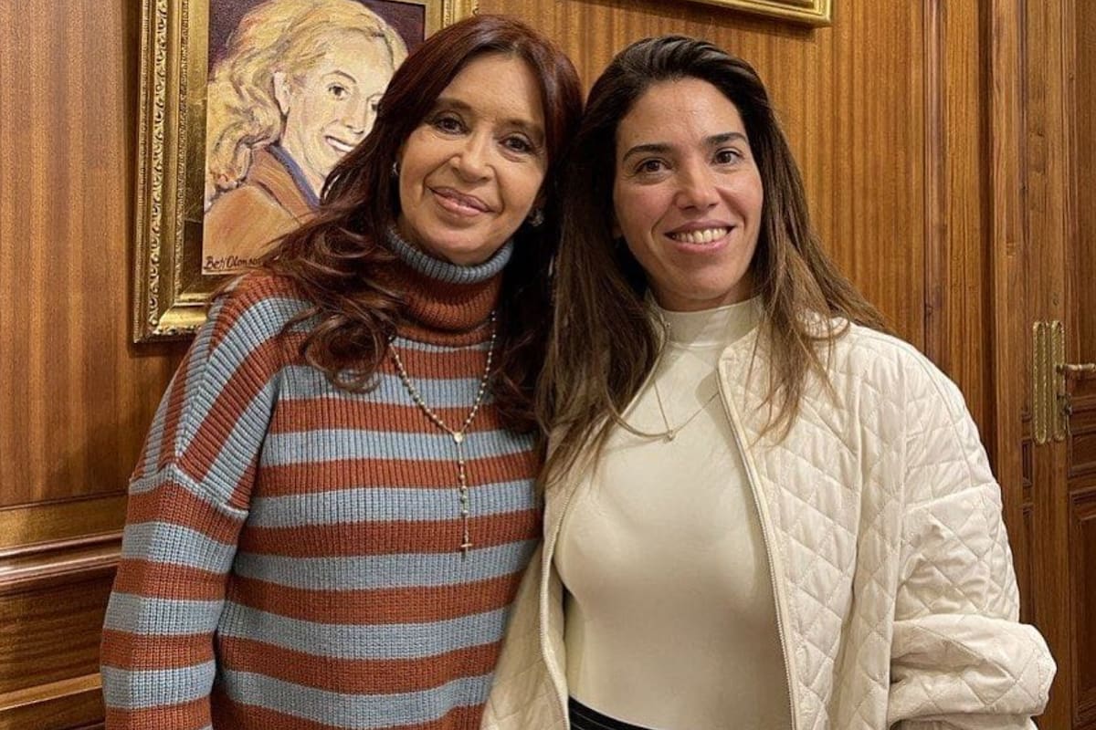 Soledad Calle y Cristina Kirchner en el despacho que utilizaba en el Senado la ex vicepresidenta.