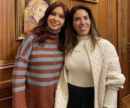 Soledad Calle y Cristina Kirchner en el despacho que utilizaba en el Senado la ex vicepresidenta.