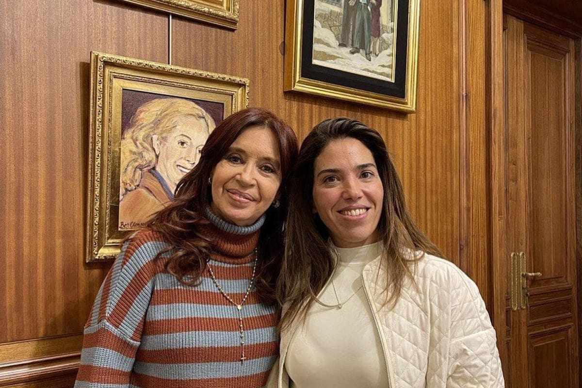 Soledad Calle y Cristina Kirchner en el despacho que utilizaba en el Senado la ex vicepresidenta.