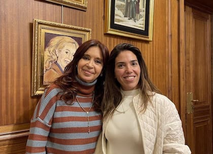 Soledad Calle y Cristina Kirchner en el despacho que utilizaba en el Senado la ex vicepresidenta.