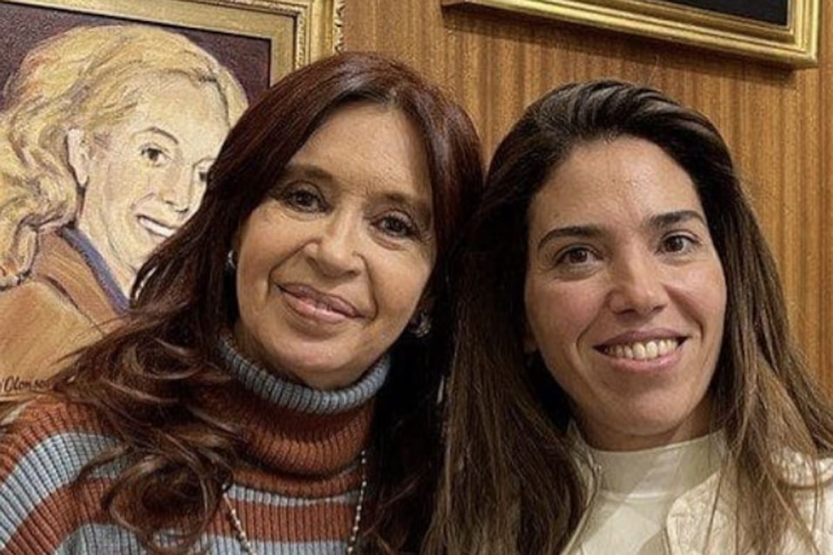 Soledad Calle y Cristina Kirchner en el despacho que utilizaba en el Senado la ex vicepresidenta.