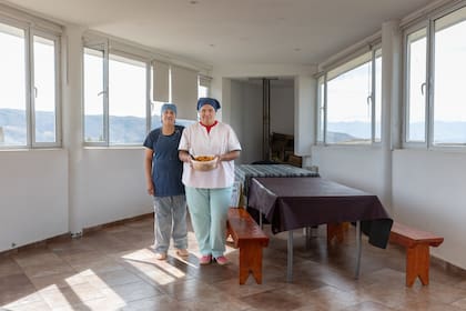 Soledad, cocinera del Centro de Salud posa junto a su asistente en el comedor