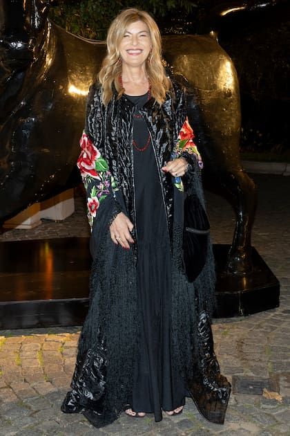 Soledad Costantini combinó un mantón de Manila de su familia con un tapado Armani que le pidió prestado a su mamá. Encantada con la temática de la noche, la editora y directora del Malba Literatura le reveló a ¡HOLA!: "Estudié siete años flamenco"