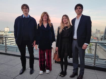 Soledad Costantini junto a sus hijos Joaquín, Candelaria y Ramiro Muniz Barreto
