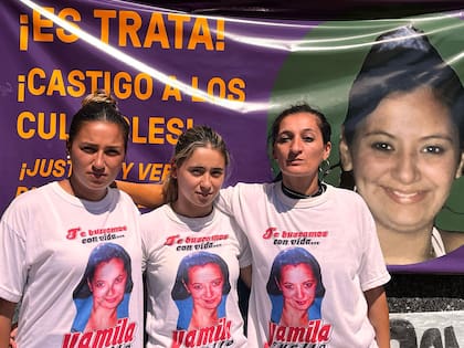 Soledad Cuello (derecha) junto a su hermana Karen y Ludmila, su hija, durante una de las movilizaciones por la búsqueda de su hermana