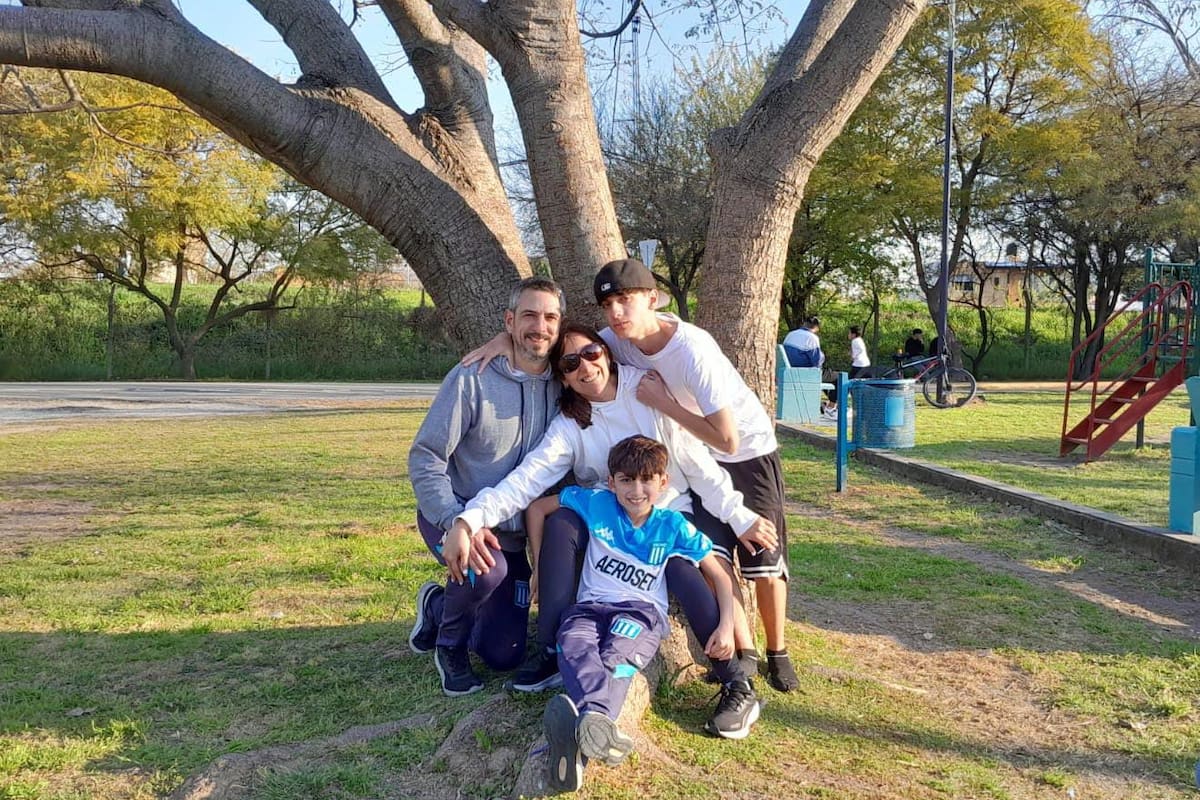 Soledad Descalzo junto a Nico, su hermano Santiago y su padre, Ignacio