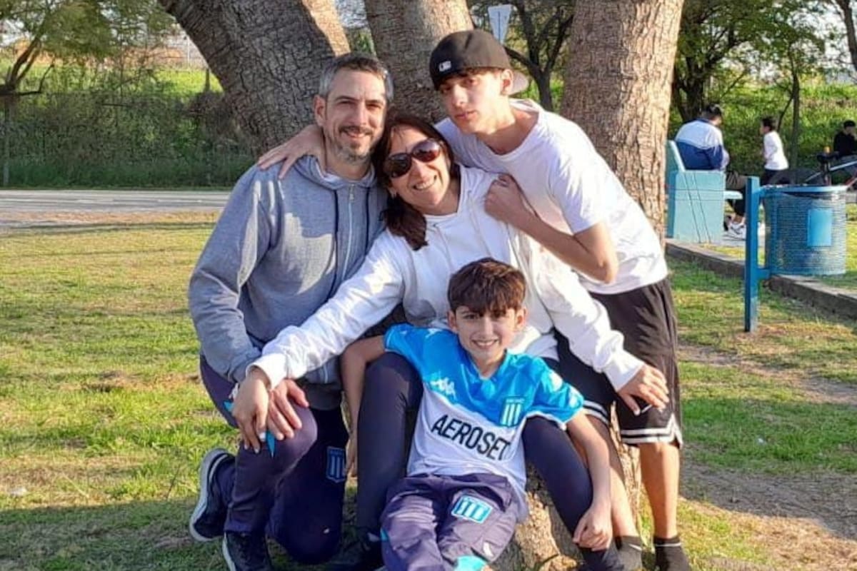 Soledad Descalzo junto a Nico, su hermano y su padre. La familia atravesó meses de consultas hasta llegar al diagnóstico de enfermedad de Hirschsprung