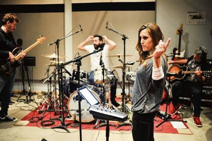 Soledad en un ensayo interpreta "Imágenes paganas", uno de los temas más profundos de Virus