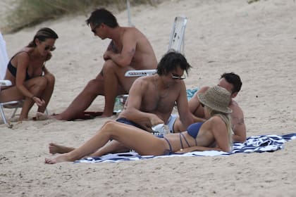 Soledad Fandiño y Lucas Langelotti en las playas de José Ignacio