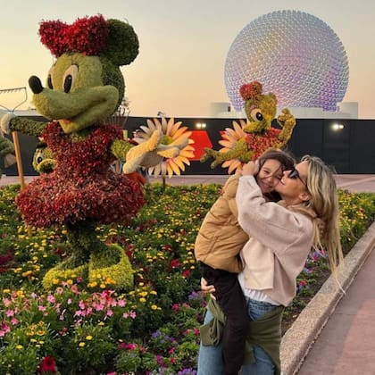 Soledad Fandiño y Milo, felices en el estado de Florida, con la esfera de Epcot Center de fondo