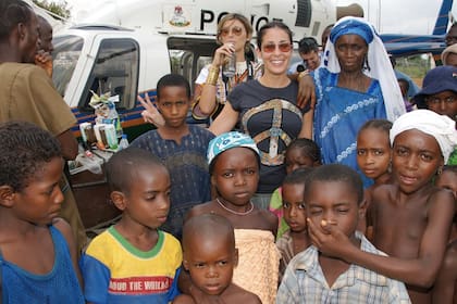 Soledad Grognett con un grupo de niños nigerianos.