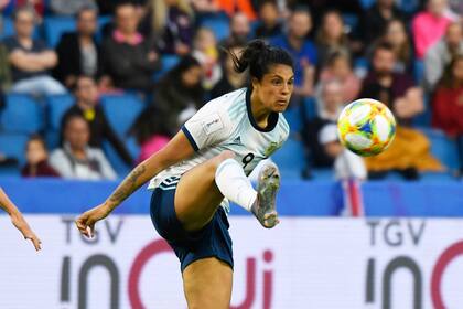 Soledad Jaimes debió debatirse como la única delantera en los dos primeros partidos