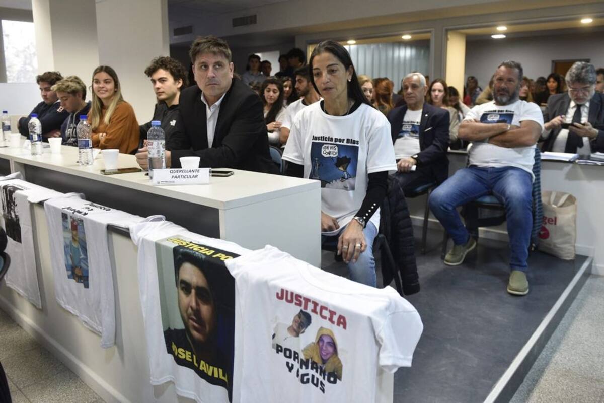 Soledad Laciar, madre de Blas Correas (primera de la derecha) en una de las audiencias del juicio contra 13 policías acusados del asesinato de su hijo