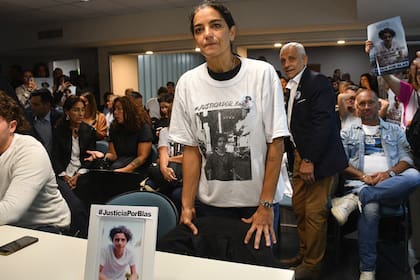 Soledad Laciar, madre de la víctima
Los dos policías acusados de disparar y matar a Valentino Blas Correas (17) al tirar contra el auto en el que se trasladaba con amigos por la capital cordobesa en agosto de 2020, dijeron hoy, al pronunciar sus "últimas palabras" antes del veredicto del jurado popular, que no tuvieron "intención" de matar, mientras que los otros 11 efectivos imputados por encubrimiento se declararon inocentes o dijeron que cometieron "errores".
31-3-2022
FOTO LAURA LESCANO / TELAM