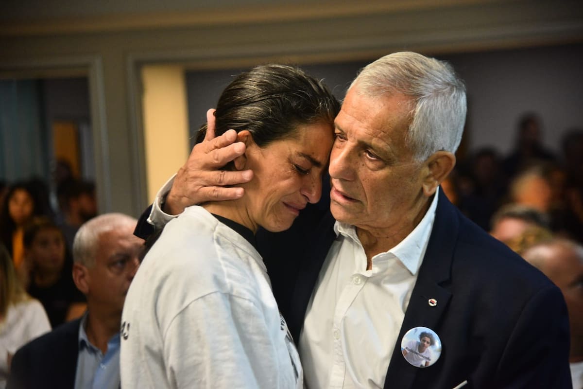 Soledad Laciar, madre de la víctima, y el ídolo de Belgrano de Córdoba Miguel Laciar, abuelo del adolescente asesinado