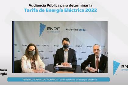 Soledad Manín, interventora en el ENRE; Federico Basualdo, subsecretario de Energía Eléctrica, y Marcelo Positino, director Nacional de Regulación del Mercado Eléctrico Mayorista, en la Audiencia Pública para determinar la tarifa de Energía Eléctrica