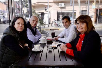 Soledad Martínez, intendenta de Vicente López, y Ramón Lanús, alcalde electo de San Isidro, junto a Patricia Bullrich y Néstor Grindetti