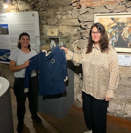 Soledad Martínez, una de las productoras de La Sociedad de la Nieve, en el Museo Andes 1972, con la camiseta original de Daniel Maspons que usó el actor Santiago Vaca Narvaja en la película.