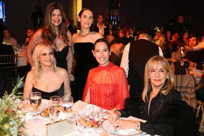 Soledad Paolini, directora de la fundación, junto a Elina Costantini, Marcela Tinayre, Elba Marcovecchio y Camila Romano