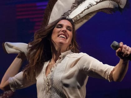 Soledad Pastorutti enseñó en La Voz Argentina cómo se debe revolear un poncho