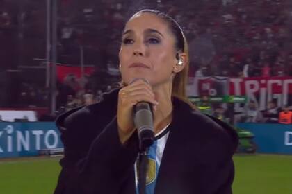 Soledad Pastorutti interpretó el Himno en la despedida de Maxi Rodríguez (Foto: Captura Twitter @ESPNArgentina)