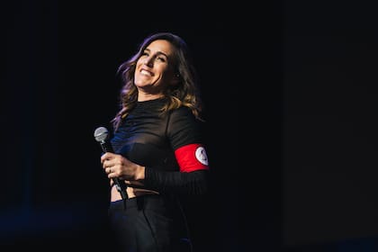 Soledad Pastorutti rompió el hielo de la noche con una impecable versión de "Rezo por vos"