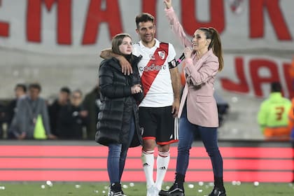 Soledad Pastorutti sorprendió a Leo Ponzio en su despedida en el Monumental